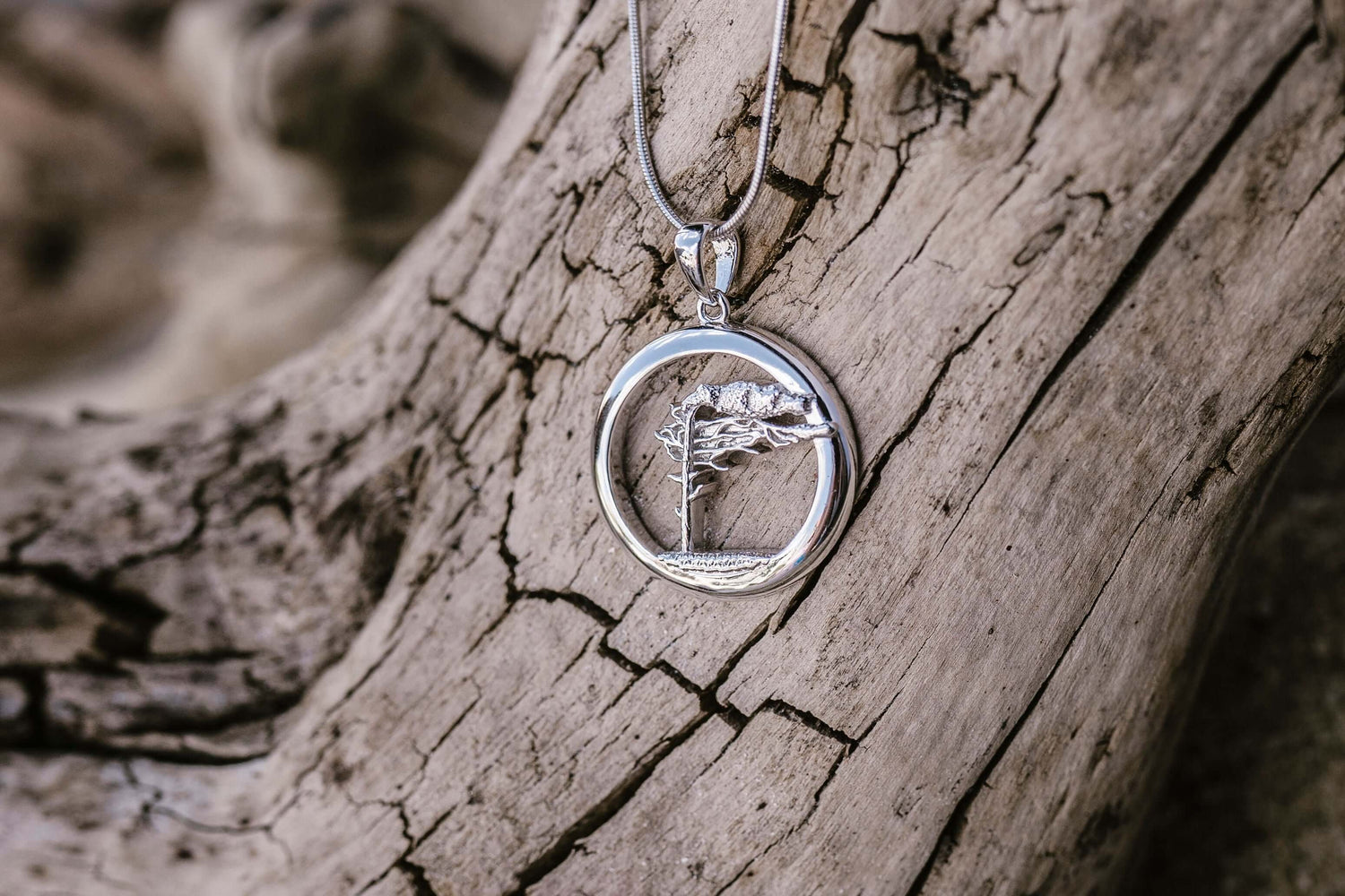 Anhänger Windflüchter auf Holz.