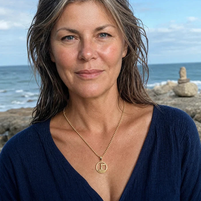 Leuchtturm Rund / Küste vergoldet Anhänger an einer Frau am Strand, mit Natur im Hintergrund.